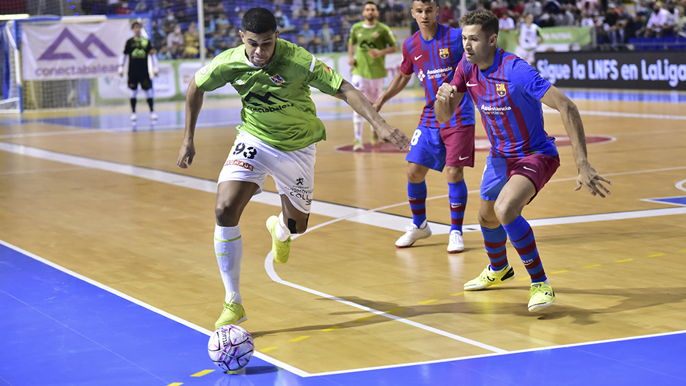 Vilela, jugador del Palma Futsal, ante Pito, del Barça.