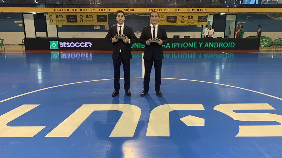 Rodrigo Miguel y Sánchez Molina posaron con el Trofeo RehabMedic a los Mejores Árbitros de Primera División 2020/2021.