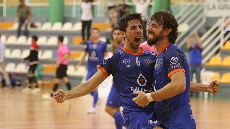 Jorge Tabuenca y Nano Modrego, jugadores del Full Energía Zaragoza, celebran un gol. Foto: Andrea Royo López