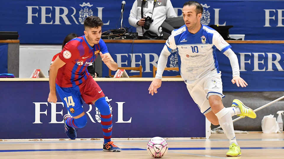 Adri, jugador de O Parrulo Ferrol, ante Víctor Pérez, del Barça B. (Foto: Ismael Miján / MijanPhoto)