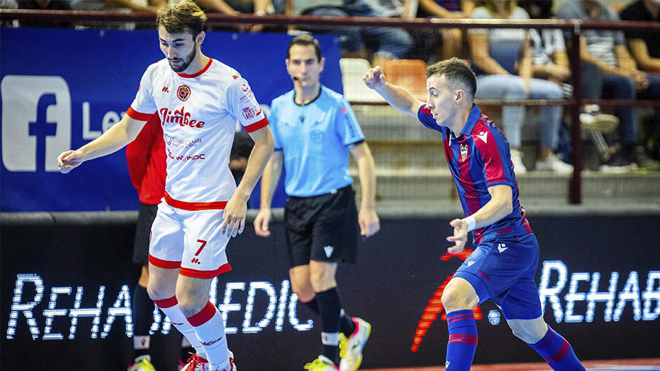 Javi Mínguez, jugador del Jimbee Cartagena, ante Maxi Rescia, del Levante UD FS.