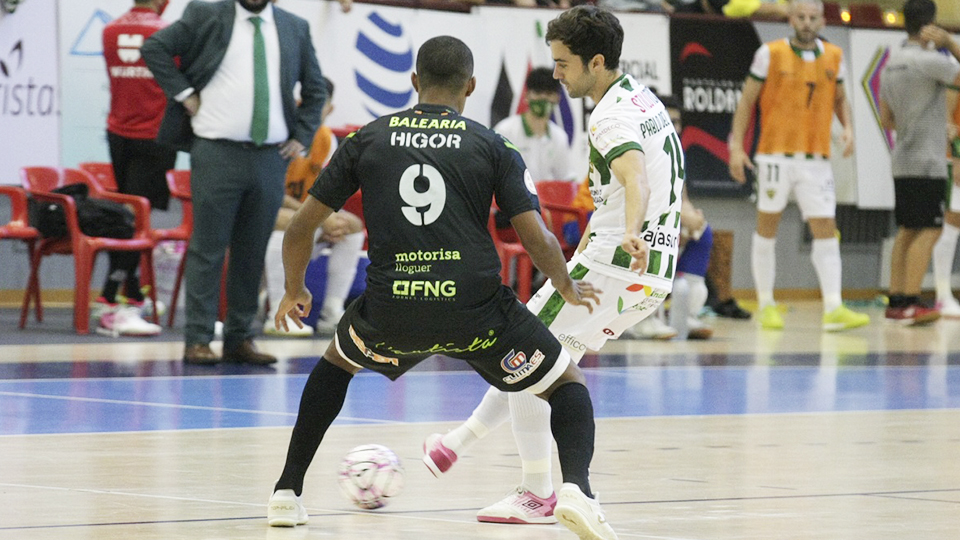 Pablo del Moral, jugador del Córdoba Patrimonio, ante Higor, del Palma Futsal.