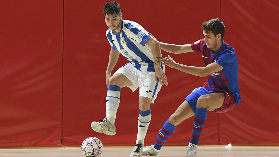 Dela jugador del CD Leganés, ante Ortas, del Barça B.