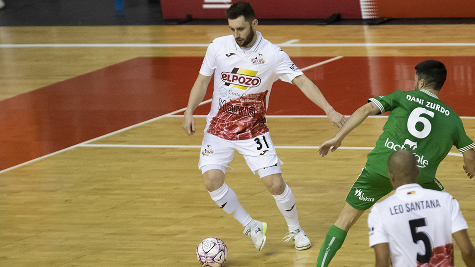 Gadeia, de ElPozo Murcia Costa Cálida, conduce el balón (Fotografía: Pascu Méndez)