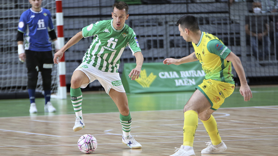 Lin, jugador del Real Betis Futsal, ante Bruno Petry, del Jaén FS.