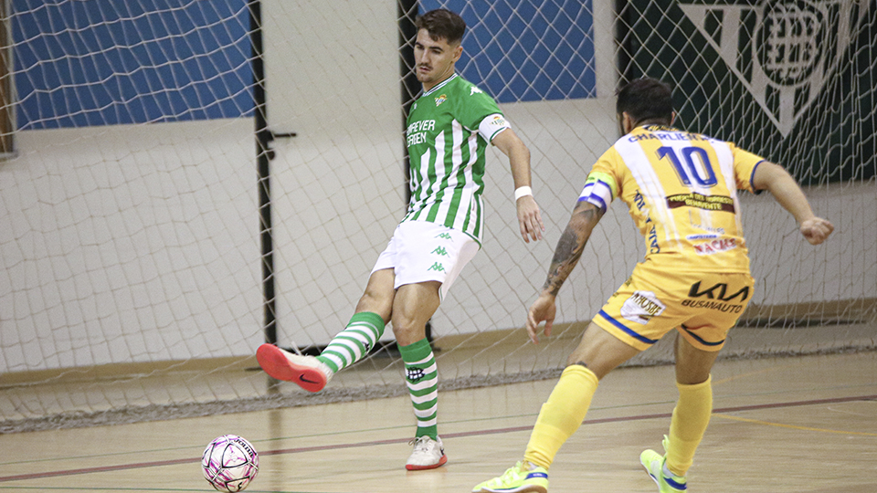 Charly, jugador del Real Betis Futsal B, ante Charlie, del Atlético Benavente.
