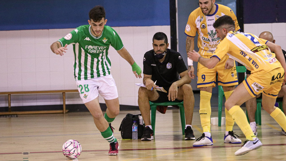 Cristian Povea, del Real Betis Futsal B, conduce el balón.
