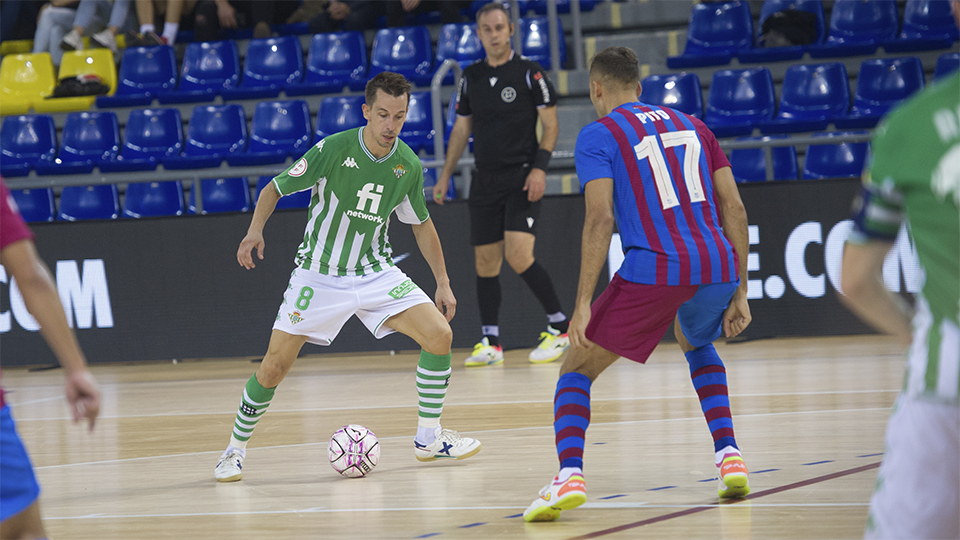 Lin, del Real Betis Futsal, encara a Pito, del Barça.