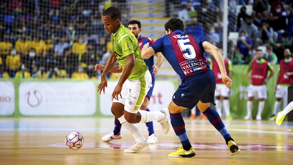 Higor, jugador del Palma Futsal, ante Marc Tolrá, del Levante UD FS.