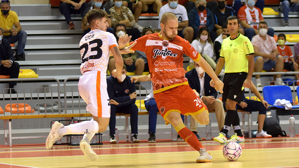 Solano, jugador del Jimbee Cartagena, dispara ante Uge, del Ribera Navarra.