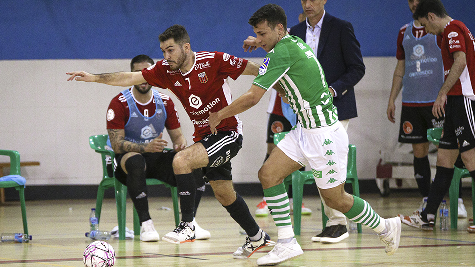 Javi Alonso, jugador del Fútbol Emotion Zaragoza, ante Eric Pérez, del Real Betis Futsal.