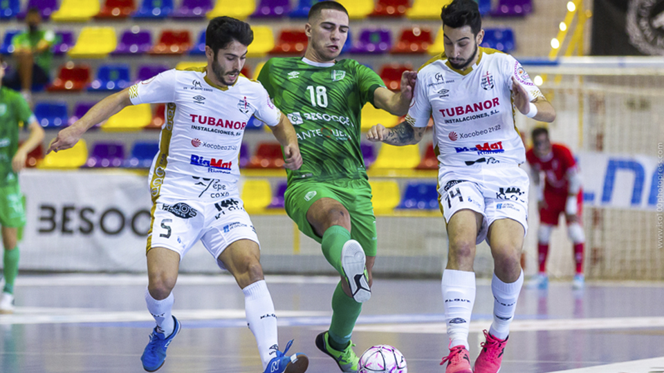 Pablo Ramírez, del BeSoccer UMA Antequera, conduce el balón ante Lluc y Joaki, del Noia Portus Apostoli (Fotografía: iso100photopress)