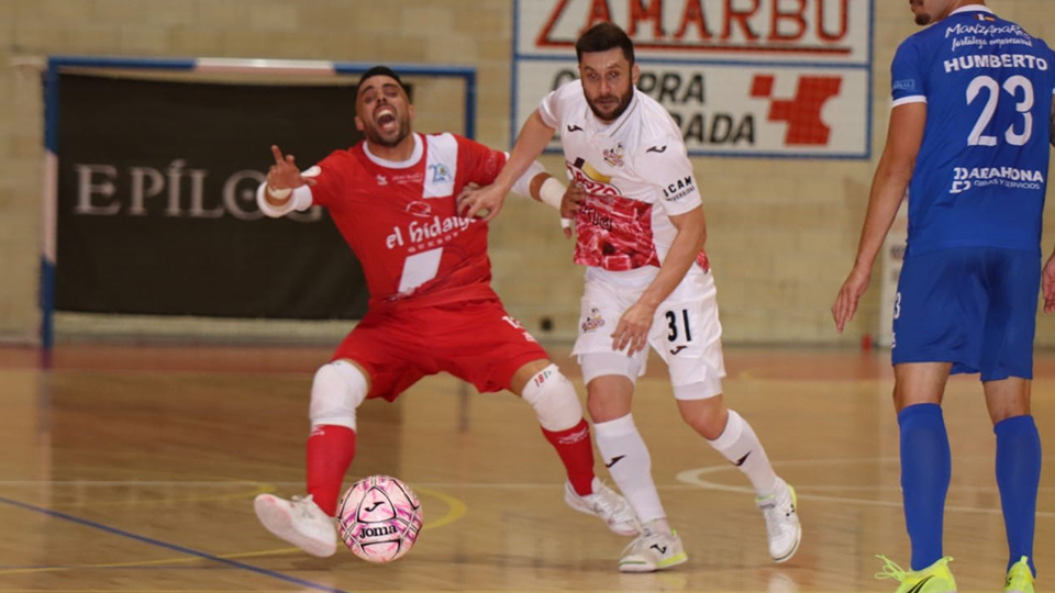 Gadeia, de ElPozo Murcia Costa Cálida, pugna por el balón con Dani Juárez, del Manzanares FS Quesos El Hidalgo