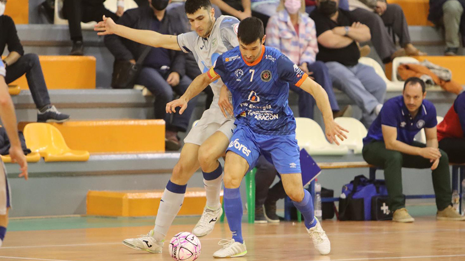 Muniesa, del Full Energía Zaragoza, conduce el balón (Fotografía: Andre Royo López)