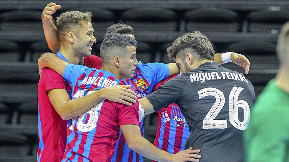 Los jugadores del Barça celebran un tanto.