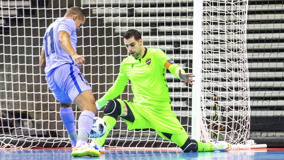 Ferrao, del Barça, remata a puerta ante Fede, del Levante UD.