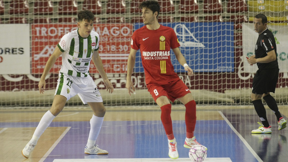 Nando Torres, de Industrias Santa Coloma, controla el balón ante Ricardo, de Córdoba Patrimonio