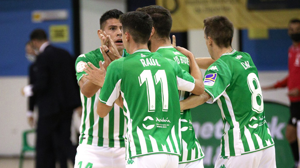 Los jugadores del Real Betis Futsal celebran un gol.