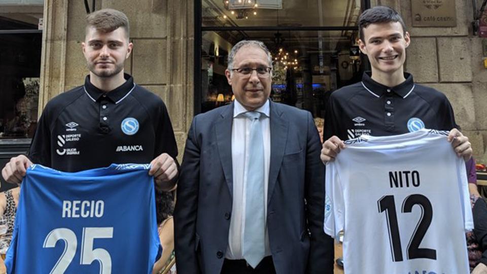 Nito y Recio, acompañados por el Presidente del Santiago Futsal D. Ramón García Seara.