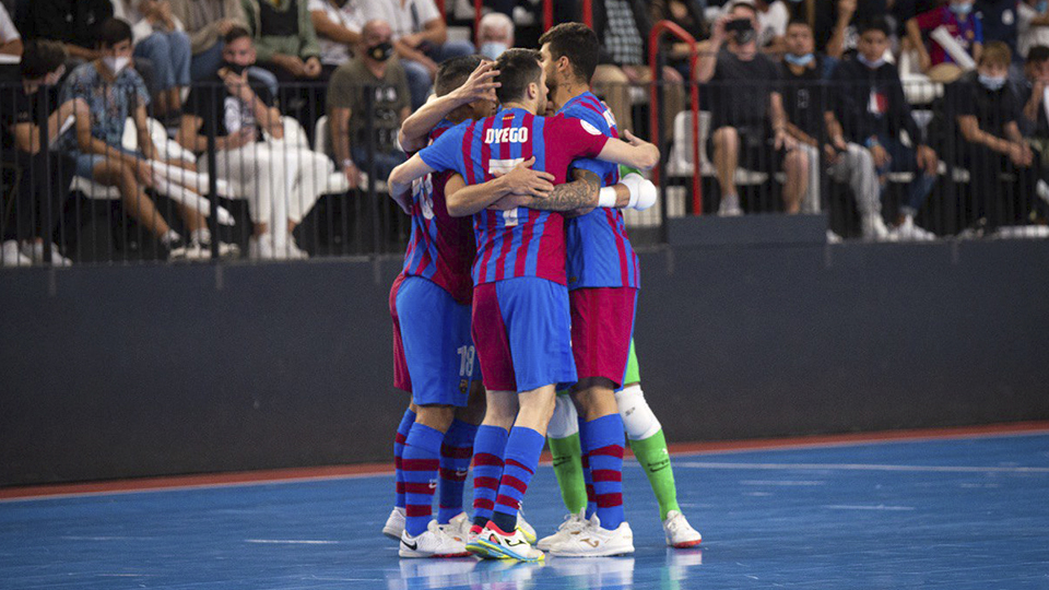 Los jugadores del Barça celebran un tanto.