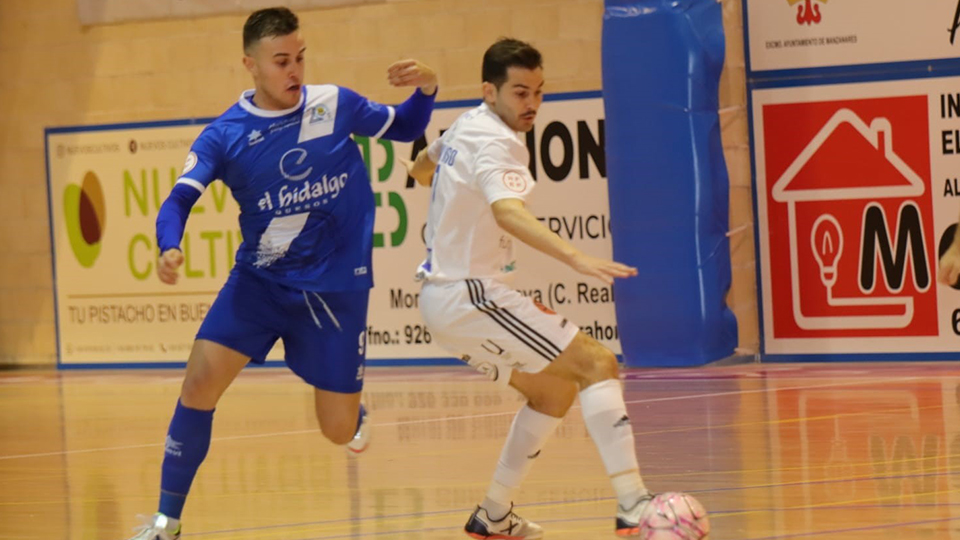 Javi Alonso, del Fútbol Emotion Zaragoza, conduce el balón ante Daniel Gabriel, del Manzanares FS Quesos El Hidalgo