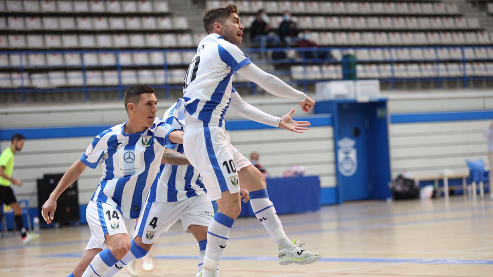 Dela, jugador del CD Leganés, celebra un tanto.