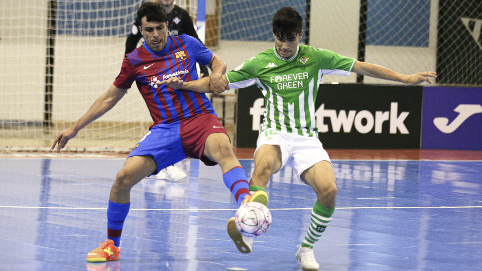 Nicolas, jugador del Barça B, ante Julián Pardo, del Real Betis Futsal B