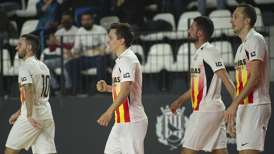 Los jugadores de Industrias Santa Coloma celebran un tanto.