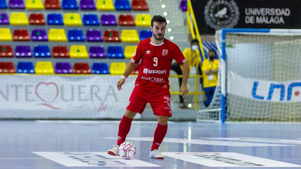 Dani Ramos, jugador de BeSoccer UMA Antequera, con el balón.