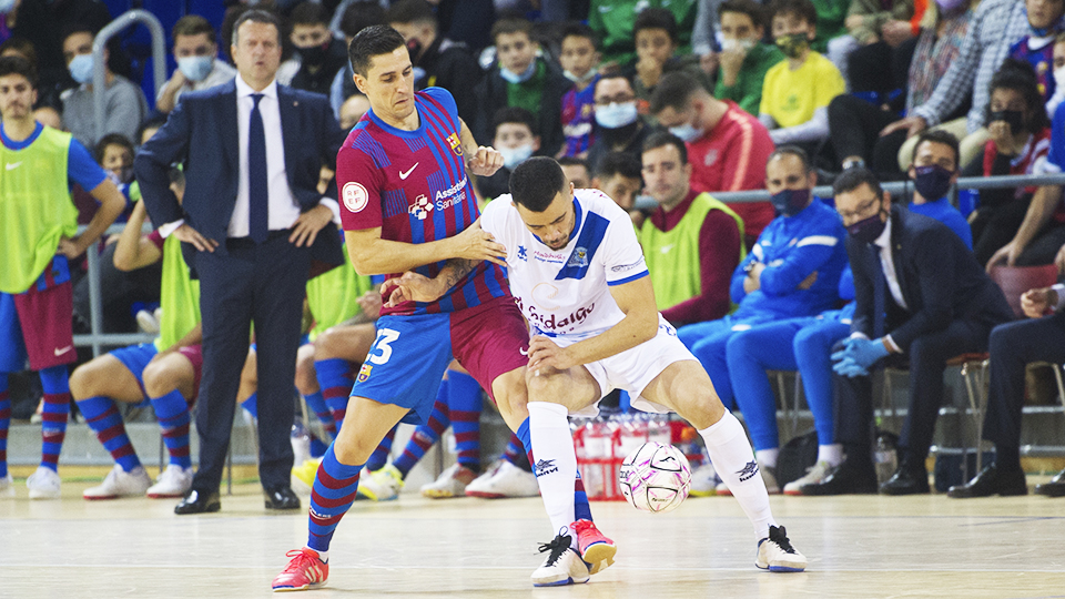 Humberto, del Manzanares FS Quesos El Hidalgo, y Ortiz, del Barça, pugnan por el balón (Fotografía: Ernesto Arandilla)