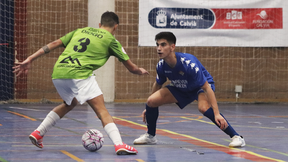 Diogo Santos, del Visit Calvià Hidrobal, conduce el balón ante Raúl, del Real Betis Futsal