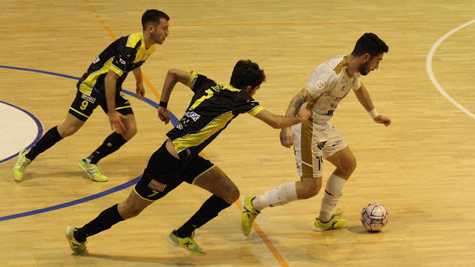 Joaki, de Noia Portus Apostoli, conduce el balón ante dos rivales de O Parrulo Ferrol