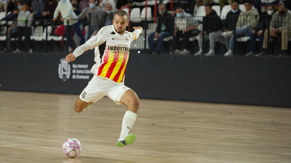 David Álvarez, jugador de Industrias Santa Coloma, en un lanzamiento.