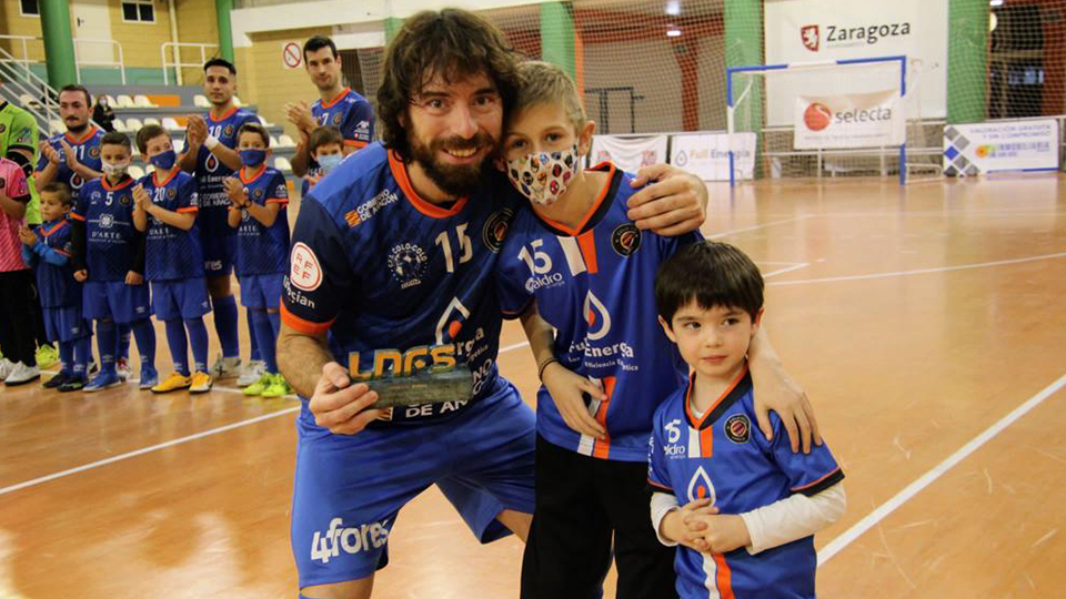 Nano Modrego recoge el Trofeo JOMA al Máximo Goleador de Segunda División de la 20-21. (Foto: Andrea Royo López)