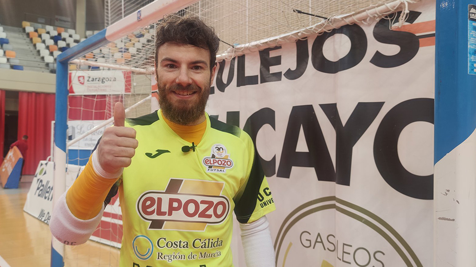 Molina, de ElPozo Murcia Costa Cálida, posa en la pista.