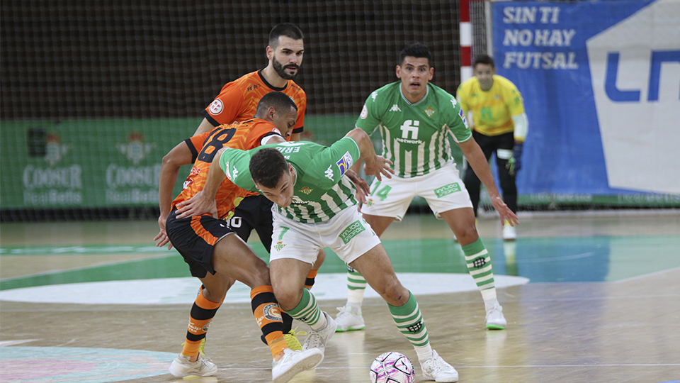 Eric Pérez, jugador del Real Betis Futsal, ante Gabriel Vasques, del Ribera Navarra FS.