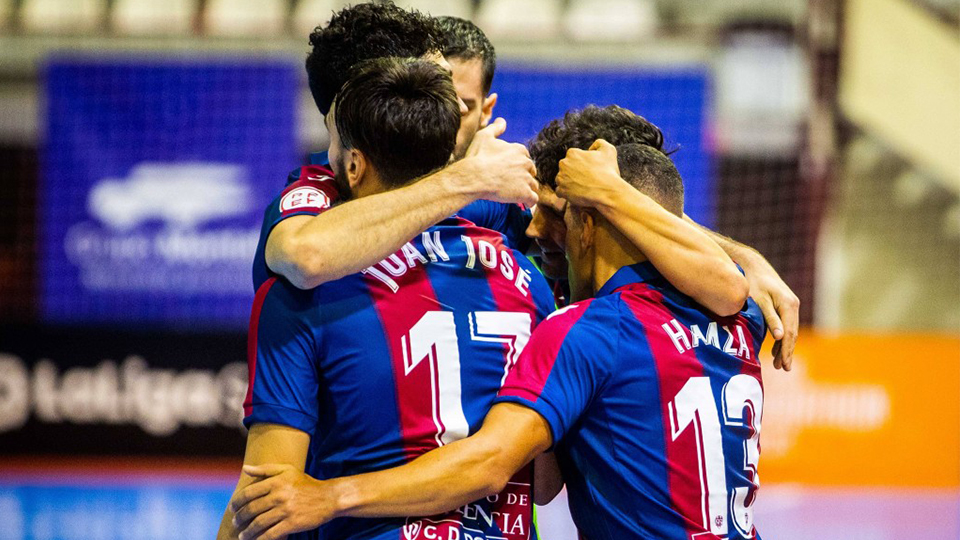 Los jugadores del Levante UD celebran un gol.