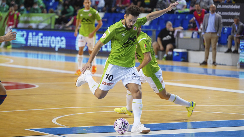 Marlon, del Palma Futsal, golpea un balón