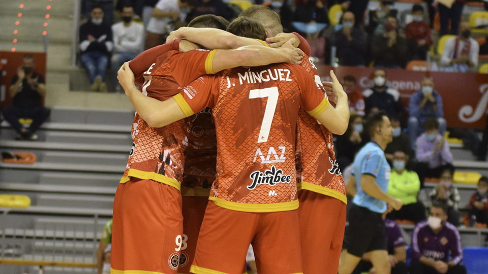 Los jugadores del Jimbee Cartagena celebran un tanto.