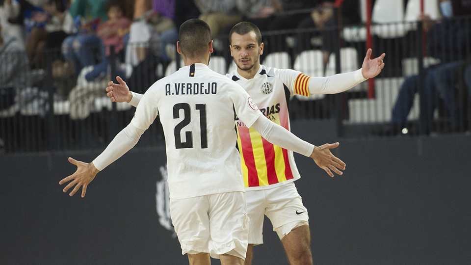 Álex Verdejo y David Álvarez celebran un tanto de Industrias Santa Coloma.