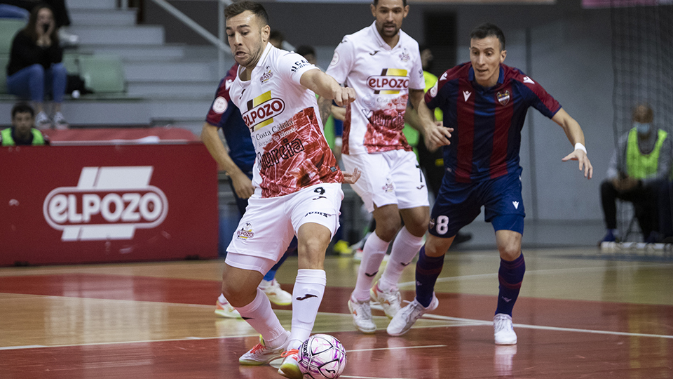 Rafa Santos, de ElPozo Murcia Costa Cálida, controla el balón ante Maxi Rescia, del Levante UD FS (Fotografía: Pascu Méndez)