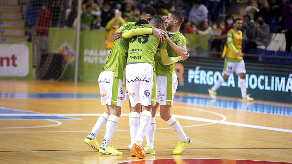 Los jugadores del Palma Futsal celebran un tanto.