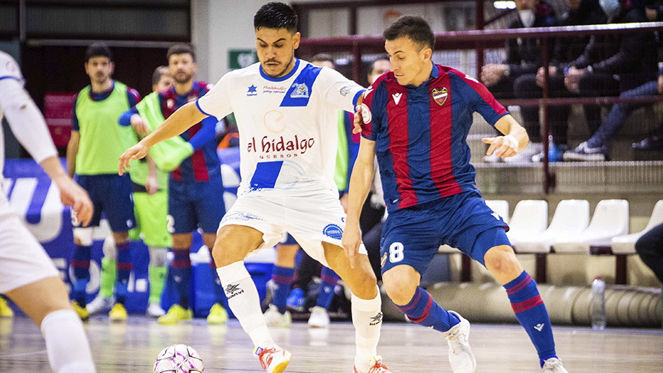Cortés, jugadores del Manzanares FS Quesos El Hidalgo, ante Maxi Rescia, del Levante UD FS.