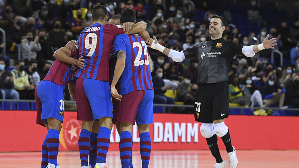 Los jugadores del Barça festejan un gol
