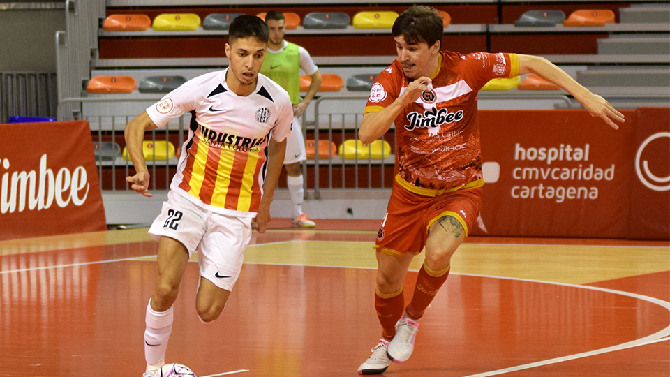 Khalid, de Industrias Santa Coloma, y Marinovic, de Jimbee Cartagena, pugnan por el balón