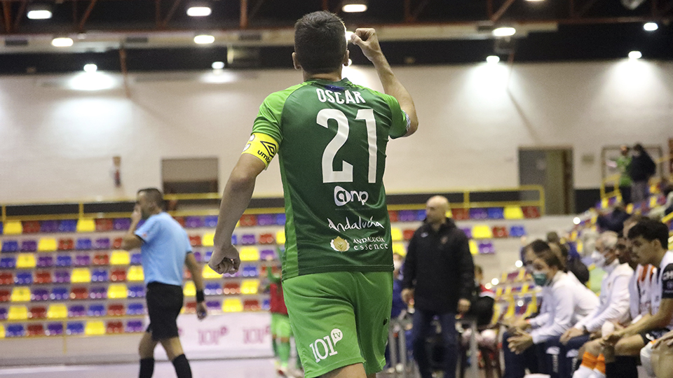 Óscar, jugador del BeSoccer CD UMA Antequera, celebra un tanto.