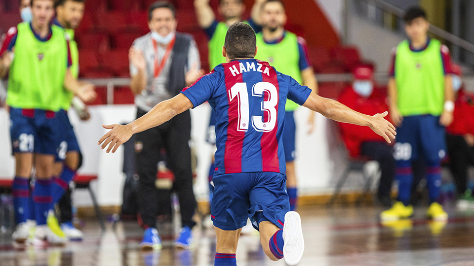 Hamza celebra un tanto del Levante UD FS.