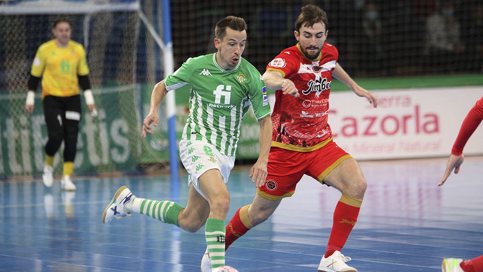 Lin, jugador del Real Betis Futsal, ante J. Mínguez, del Jimbee Cartagena.