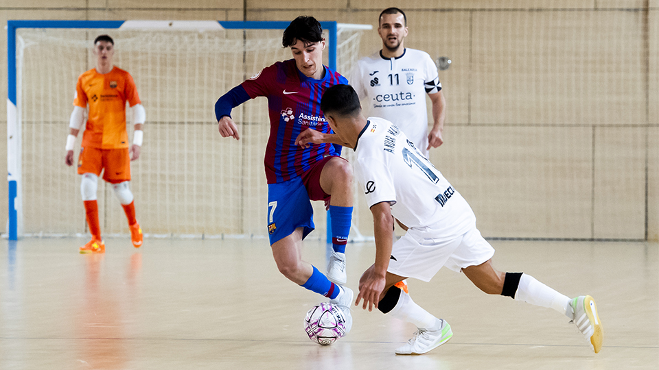 Álex García, jugador del Barça B, ante Anuar, de la Unión África Ceutí.