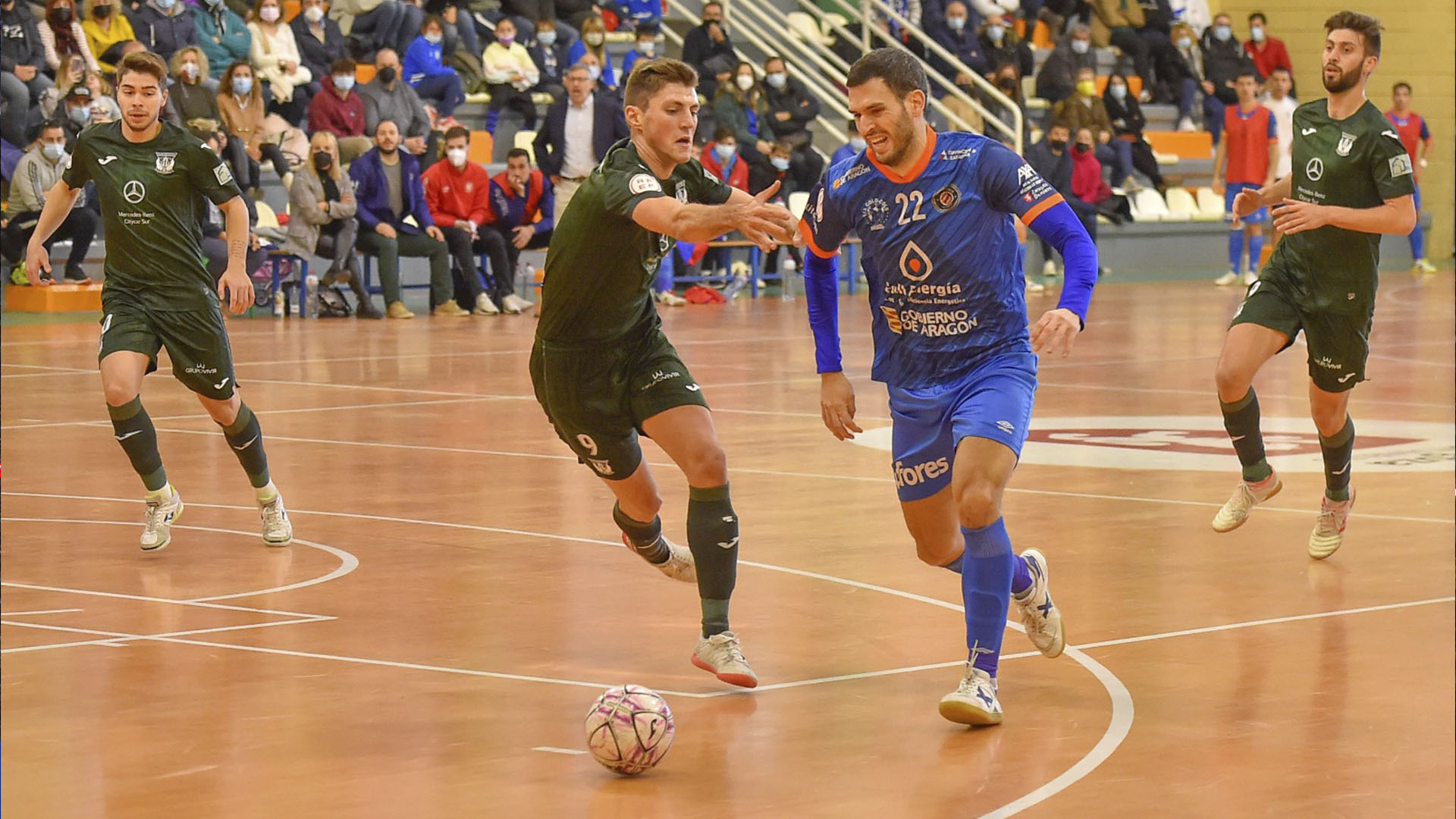 Trasobares, de Full Energía Zaragoza, intentar irse de Juanma, del CD Leganés.Foto: Toño de la Parra